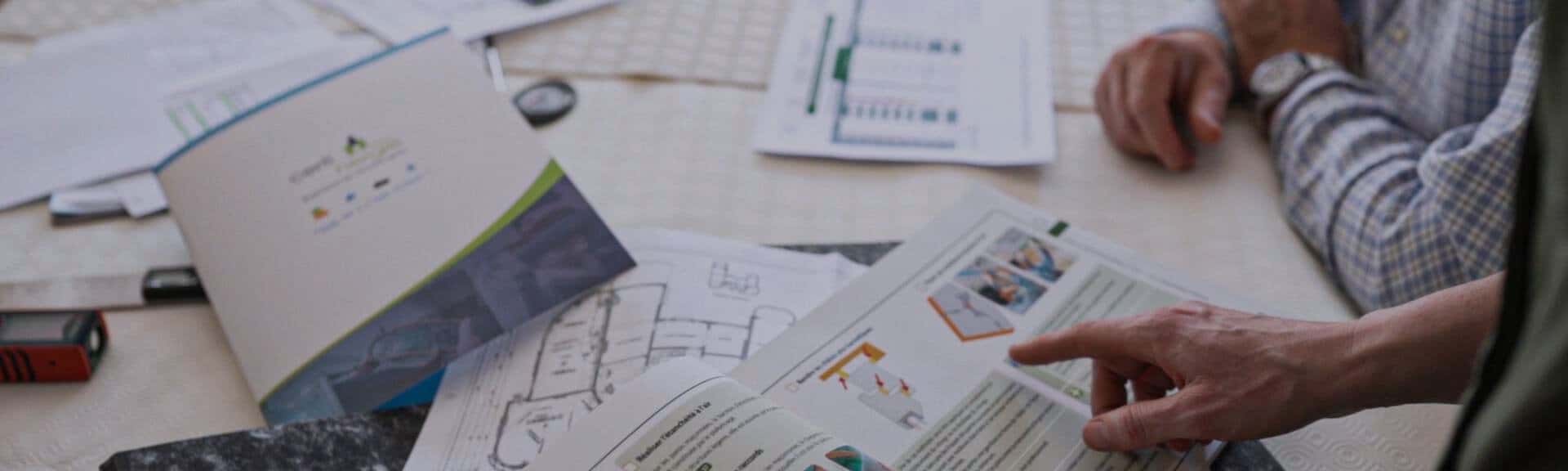 Auditeur Certinergie fournissant des explications au client sur les travaux projetés